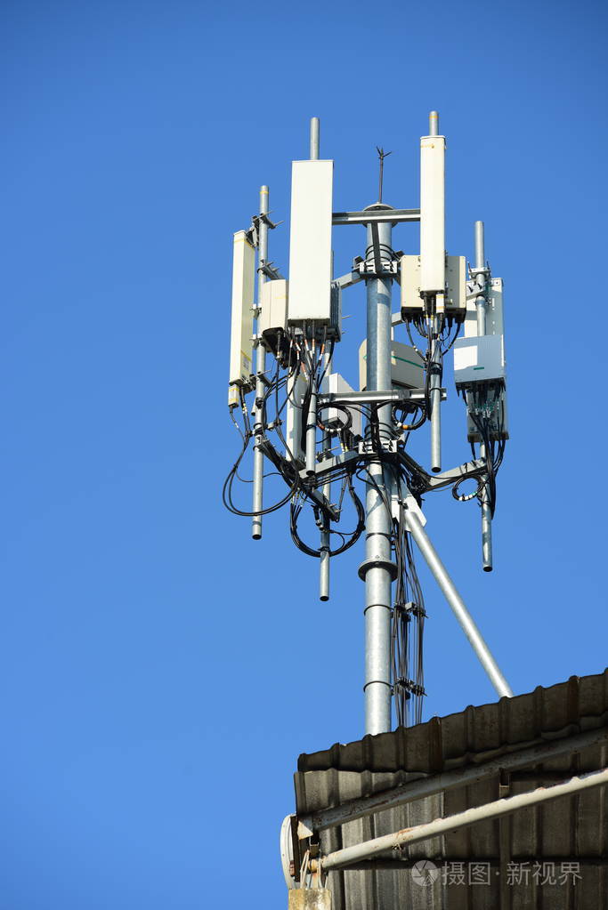 无线通信天线与明亮的天空 电信塔与天线与蓝天的交融
